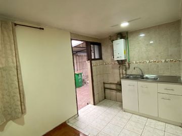 Casa 4 dormitorios 2 baños entrada de vehículos y patio