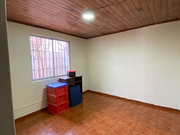 Casa 4 dormitorios 2 baños entrada de vehículos y patio