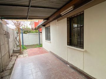 Casa 4 dormitorios 2 baños entrada de vehículos y patio