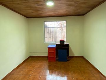 Casa 4 dormitorios 2 baños entrada de vehículos y patio