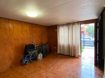 Casa 4 dormitorios 2 baños entrada de vehículos y patio