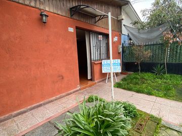 Casa 4 dormitorios 2 baños entrada de vehículos y patio