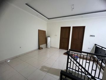 Disewakan Cepat Rumah 2 Lt, Bagus, Row 2 Mbl, Kopyor Kelapa Gading