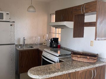 RENTA DEPARTAMENTO, CONDOMINIO SOBRE AVENIDA PRINCIPAL, 2 RECAMARAS Y ALBERCA ZONA DIAMANTE