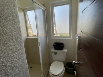 RENTA DEPARTAMENTO, CONDOMINIO SOBRE AVENIDA PRINCIPAL, 2 RECAMARAS Y ALBERCA ZONA DIAMANTE