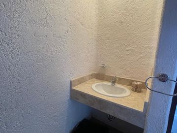 RENTA DEPARTAMENTO, CONDOMINIO SOBRE AVENIDA PRINCIPAL, 2 RECAMARAS Y ALBERCA ZONA DIAMANTE