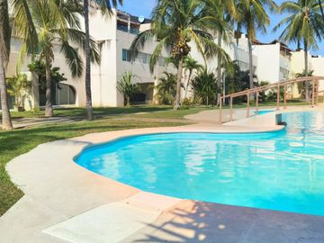 RENTA DEPARTAMENTO, CONDOMINIO SOBRE AVENIDA PRINCIPAL, 2 RECAMARAS Y ALBERCA ZONA DIAMANTE