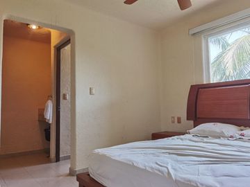 RENTA DEPARTAMENTO, CONDOMINIO SOBRE AVENIDA PRINCIPAL, 2 RECAMARAS Y ALBERCA ZONA DIAMANTE