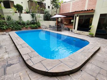 Vendo  Dúplex,277 m2, US$230,000, 3 hab, 3 baños, terraza, piscina, Surco
