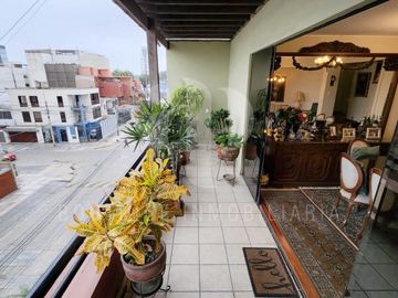 Vendo  Dúplex,277 m2, US$230,000, 3 hab, 3 baños, terraza, piscina, Surco