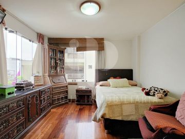 Vendo  Dúplex,277 m2, US$230,000, 3 hab, 3 baños, terraza, piscina, Surco