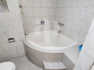 Vendo  Dúplex,277 m2, US$230,000, 3 hab, 3 baños, terraza, piscina, Surco