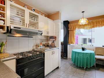 Vendo  Dúplex,277 m2, US$230,000, 3 hab, 3 baños, terraza, piscina, Surco