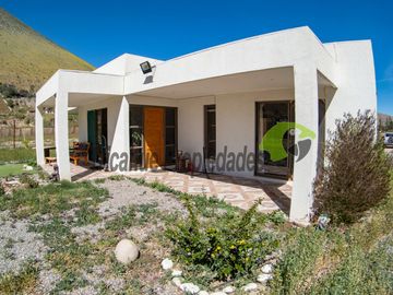 Venta de Parcela con hermosa casa estilo mediterráneo y piscina. Vicuña, Valle del Elqui. $210 millones