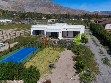 Venta de Parcela con hermosa casa estilo mediterráneo y piscina. Vicuña, Valle del Elqui. $210 millones