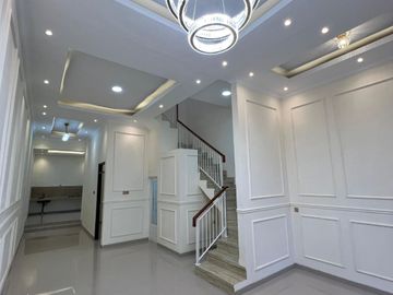 Rumah Baru Mewah Minimalis 2 lantai Di Ketintang Dekat Kampus UNESA