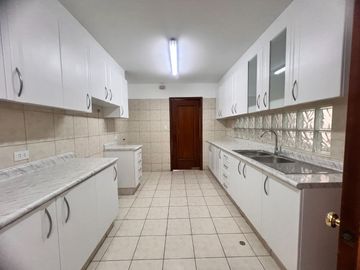 Bello dpto en venta Chacarilla frente a parque