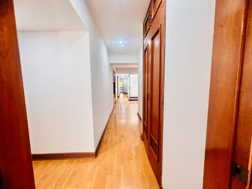 Bello dpto en venta Chacarilla frente a parque