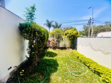 Bello dpto en venta Chacarilla frente a parque