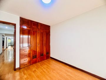 Bello dpto en venta Chacarilla frente a parque