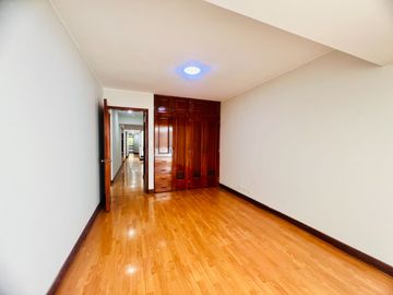 Bello dpto en venta Chacarilla frente a parque