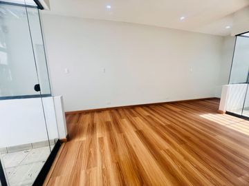 Bello dpto en venta Chacarilla frente a parque
