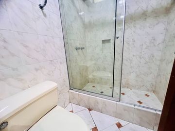 Bello dpto en venta Chacarilla frente a parque