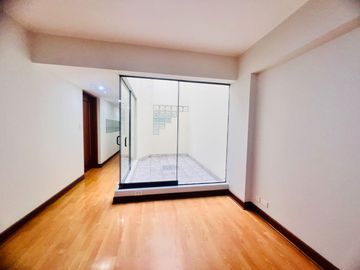 Bello dpto en venta Chacarilla frente a parque