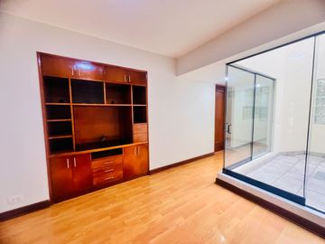 Bello dpto en venta Chacarilla frente a parque