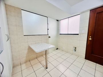 Bello dpto en venta Chacarilla frente a parque