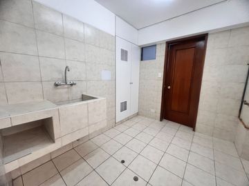 Bello dpto en venta Chacarilla frente a parque