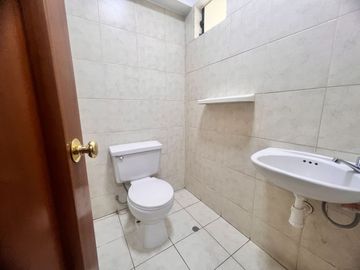 Bello dpto en venta Chacarilla frente a parque