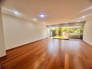 Bello dpto en venta Chacarilla frente a parque