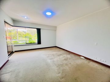 Bello dpto en venta Chacarilla frente a parque