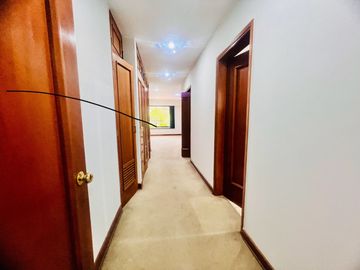 Bello dpto en venta Chacarilla frente a parque