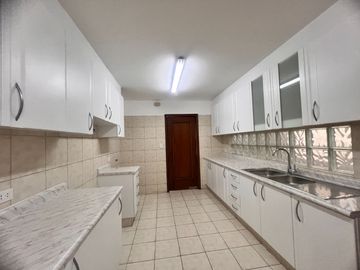 Bello dpto en venta Chacarilla frente a parque