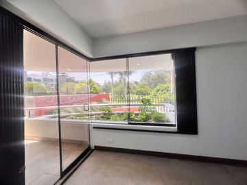 Bello dpto en venta Chacarilla frente a parque