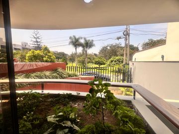 Bello dpto en venta Chacarilla frente a parque