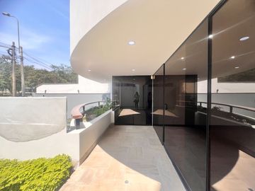 Bello dpto en venta Chacarilla frente a parque