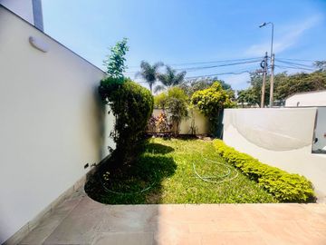 Bello dpto en venta Chacarilla frente a parque