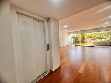 Bello dpto en venta Chacarilla frente a parque