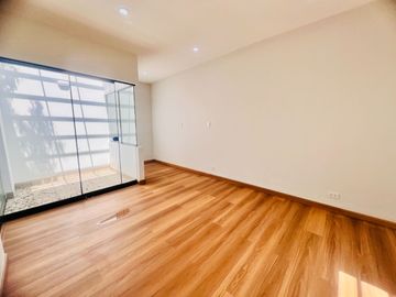 Bello dpto en venta Chacarilla frente a parque