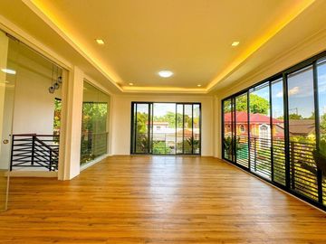 Well Maintained 5 Bedroom 2-storey Corner House and Lot For Sale in Las Piñas City