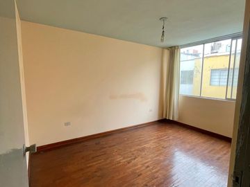 SE VENDE AMPLIA CASA 03 PISOS + AZOTEA -  ¡FRENTE AL CENTRO EMPRESARIAL! LINCE LIMITE CON SAN ISIDRO.