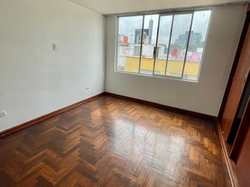 SE VENDE AMPLIA CASA 03 PISOS + AZOTEA -  ¡FRENTE AL CENTRO EMPRESARIAL! LINCE LIMITE CON SAN ISIDRO.