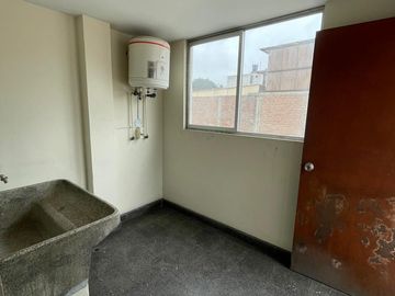 SE VENDE AMPLIA CASA 03 PISOS + AZOTEA -  ¡FRENTE AL CENTRO EMPRESARIAL! LINCE LIMITE CON SAN ISIDRO.