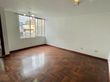 SE VENDE AMPLIA CASA 03 PISOS + AZOTEA -  ¡FRENTE AL CENTRO EMPRESARIAL! LINCE LIMITE CON SAN ISIDRO.