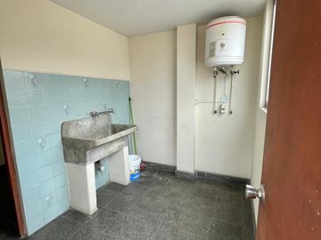 SE VENDE AMPLIA CASA 03 PISOS + AZOTEA -  ¡FRENTE AL CENTRO EMPRESARIAL! LINCE LIMITE CON SAN ISIDRO.