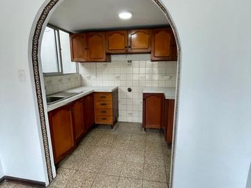 SE VENDE AMPLIA CASA 03 PISOS + AZOTEA -  ¡FRENTE AL CENTRO EMPRESARIAL! LINCE LIMITE CON SAN ISIDRO.