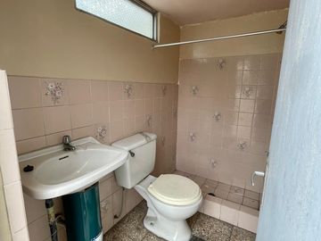 SE VENDE AMPLIA CASA 03 PISOS + AZOTEA -  ¡FRENTE AL CENTRO EMPRESARIAL! LINCE LIMITE CON SAN ISIDRO.